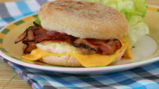 Muffin au bacon, fromage et œuf frit façon Hamburger