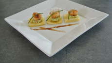 Feuilleté au guacamole et crevettes caramélisées