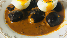Bitok sauce aux œufs de lompe noirs