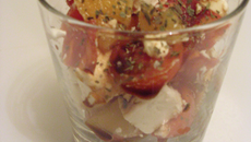 Salade de tomate au chorizo, féta et ananas