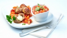 Boulettes hachées farcies et sauce aux légumes et gruyère AOC