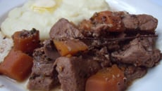 Sauté de porc à l'ail et aux noix