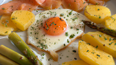 Œuf basse température, asperges, saumon et pommes de  terre