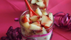 Verrines de pêches au fromage blanc sur lit de biscuits à la cuillère à la fleur d'oranger