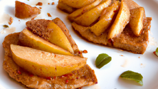 Escalope de foie gras à la poudre de pain d'épices, poires vanillées et miel