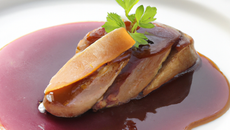 Foie gras de canard sur pieds de porc braisés maison