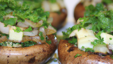 Cèpes farcis à l'ail, l'oignon et au persil 