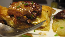 Foie gras en croûte feuilletée et oignons confits
