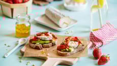 Tartine de Sainte-Maure-de-Touraine AOP, fraises et avocat