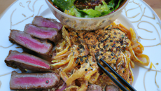 Salade de nouilles Udon et magret de canard aux graines de sésame grillées