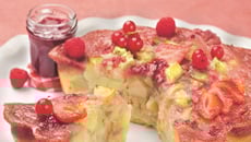 Gâteau aux pommes et fruits rouges