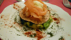 Rose de saumon fumé à l'avocat et sorbet au citron vert: un délice glacé! 