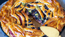 Galette des rois briochée à la frangipane et aux myrtilles