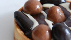 Tartelettes de Pâques au gingembre et deux chocolats et cône meringué