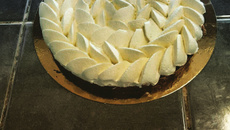 Tarte au chocolat noir et chantilly à la fève tonka