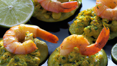 Corolles de guacamole, gambas sautées au curcuma et citron vert