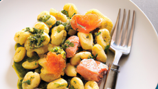 Gnocchis au pistou, au saumon et aux moules de bouchot