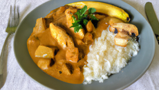 Curry de poulet à la noix de coco et bananne
