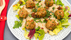Boulettes de poulet, sauce aux cacahuètes et salade d'herbes