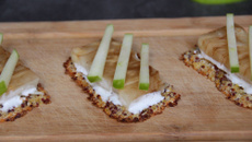 Croustillant de quinoa au Saint-Agur, céleri-rave au balsamique et pomme Granny sur crème au Carré Frais