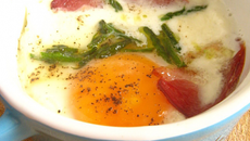 Œufs cocottes aux magrets de canard et pointes d'asperges vertes