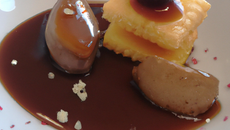 Foie gras poêlé et chutney de poire, copeaux de chocolat au fructose