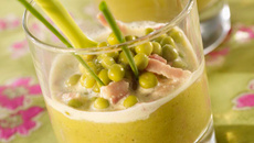 Cappucino de pois entiers à l'esprit de lard fumé