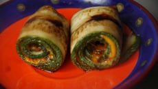Roulés de courgette à la mimolette, thym et crème de balsamique
