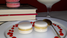 Panna cotta accompagné de ses macarons