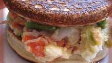 Burger de blinis aux poireaux et saumon fumé