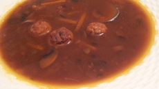 Soupe aux boulettes de viande et fèves noires