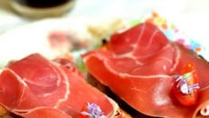 Tapas à la tomate et au jambon cru