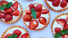 Tartelettes aux fraises sur sablé et crème mascarpone vanillée