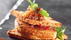 Escalope de foie gras à la poudre de pain d'épices, duo de confits