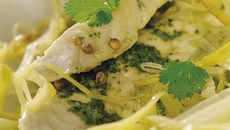 Filet de bar en papillote, effiloché de poireaux à la crème de coriandre