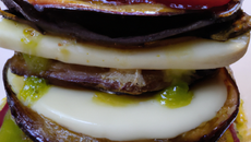 Mille-feuilles de tomate, aubergines grillées, mozzarella et sa sauce pesto
