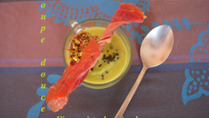 Soupe de fèves au jambon fumé et pistaches