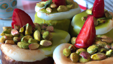 Moelleux au chocolat blanc, pistaches et fraises