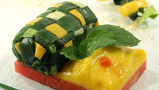 Ballotin de saumon aux courgettes, pastèque et curry