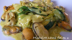 Tagliatelles de courgettes et moules au lait de coco et curcuma