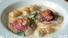 Raviolis de pommes de terre, farcis au chèvre, betterave et roquette