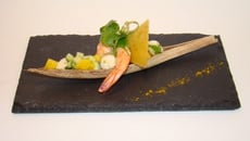 Tartare de crevettes et mangue à la vanille, croustillant coco-curry