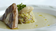 Velouté d'haricots tarbais (label rouge), fondue de poireaux au confit de poule, foie gras de canard IGP Sud-Ouest poêlé.