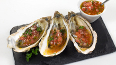 Huîtres crues à la sauce vierge