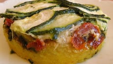 Polenta au pistou, tomates séchées et aux courgettes