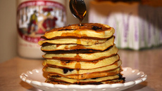 Pancakes aux myrtilles et sirop d'érable