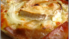 Pizza au fromage de chèvre, jambon fumé et oignons