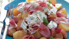 Salade au chèvre chaud, jambon et pommes de terre