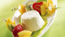 Faisselle et brochettes de fruits