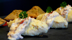 Gâteau de foies de volaille, quenelles sauce Boursin échalote et ciboulette et tomates confites